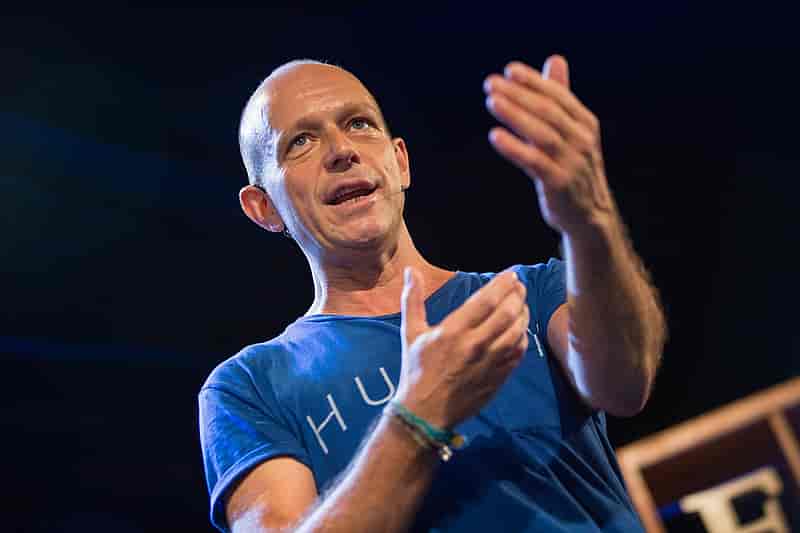 هل ينقذ هيلتون الديمقراطيين عن غير قصد؟ نتائج استطلاع تظهر سيناريو مفاجئ في سباق حاكم كاليفورنيا