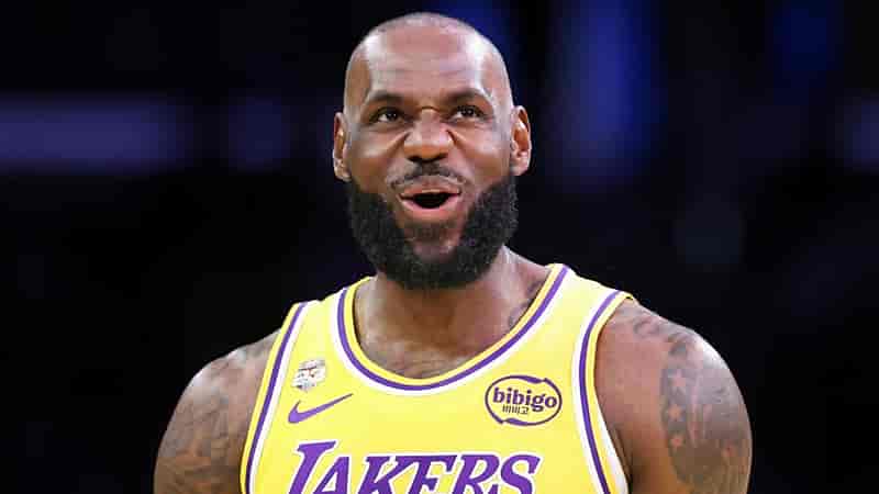 लेब्रॉन जेम्स एक और एनबीए रिकॉर्ड तोड़ने की कगार पर: एक मील के पत्थर का भावनात्मक भार