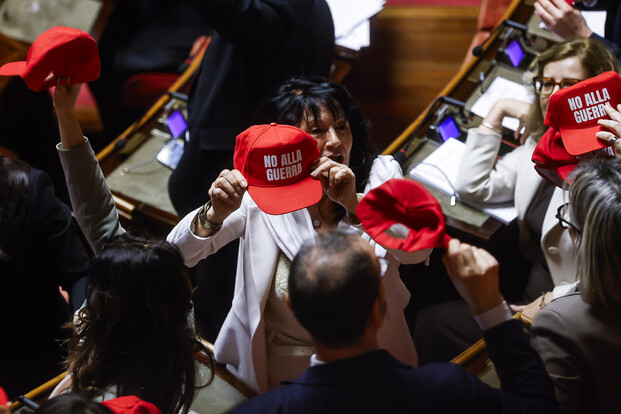 Pas de guerre, mais des taxes: Meloni au Sénat entre prudence et chapeaux rouges