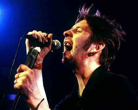 ألبوم تكريم شين ماكغوان يجمع سبرينغستين، كيت موس وجوني ديب — ومشهد موسيقي احتفالي جدًا