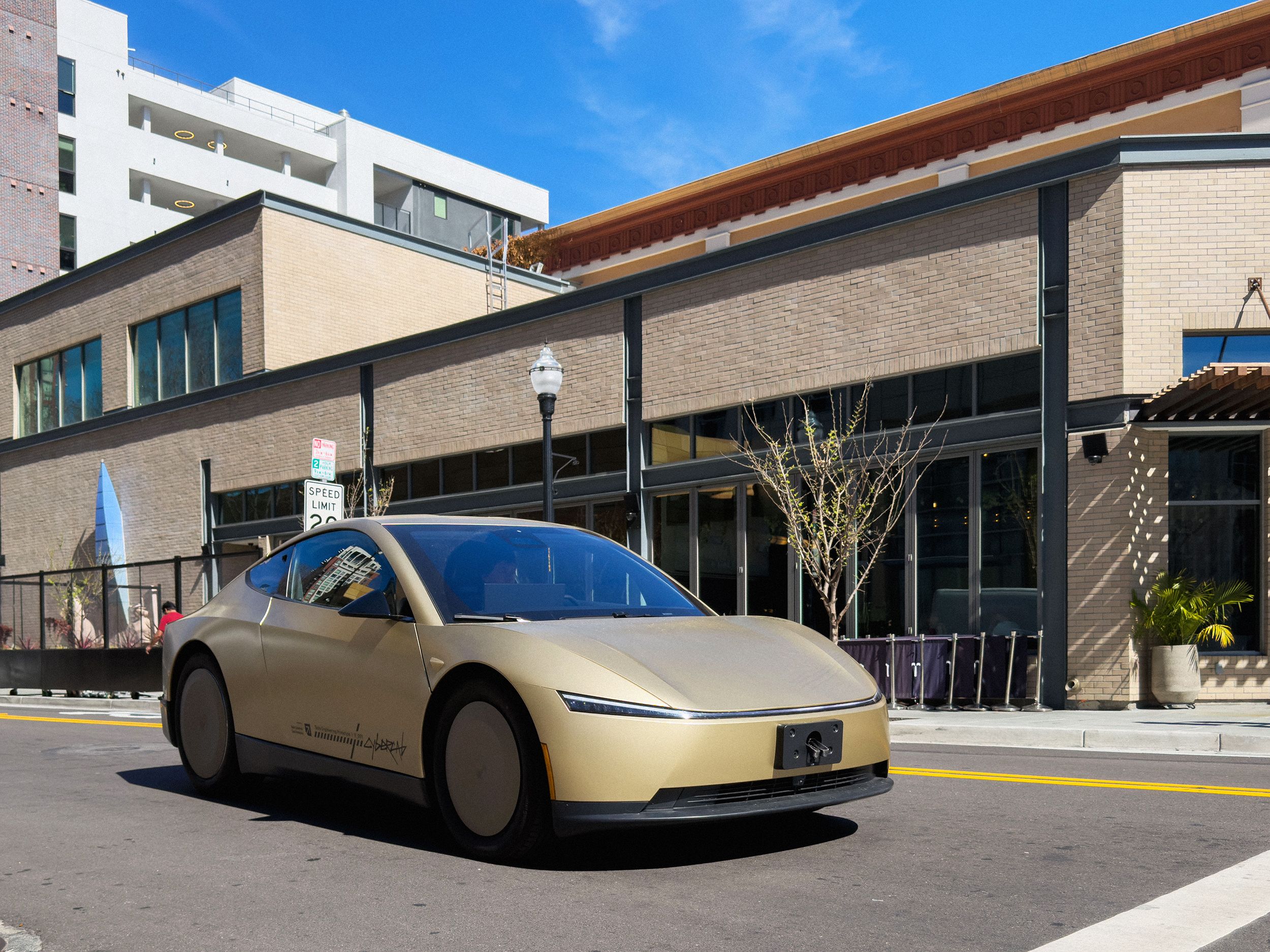 Tesla reconnaît que ses robotaxis peuvent parfois être conduits à distance par des humains