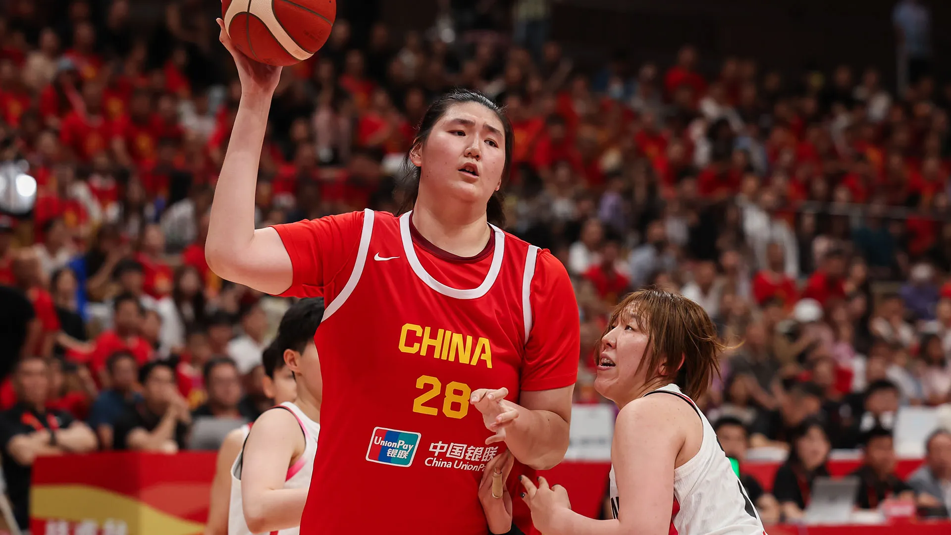 站着就能摸篮筐：18岁2.20米巨塔在武汉初露锋芒