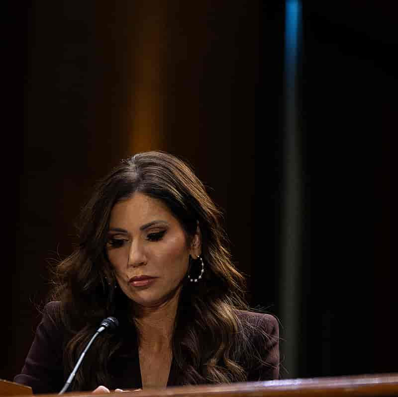 क्रिस्टी नोएम का छोटा, तेज़ शासन: कैसे एक सीमा हॉक की महत्वाकांक्षा ट्रंप की मांगों से टकराई